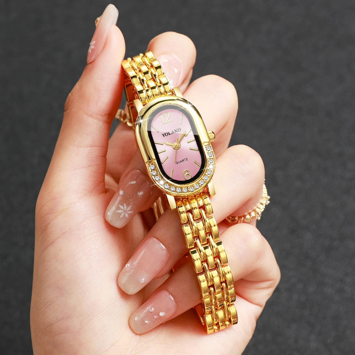 ساعة كوارتز نسائية فاخرة مرصعة - مراجعة Luxury Watch Organizer وسعره