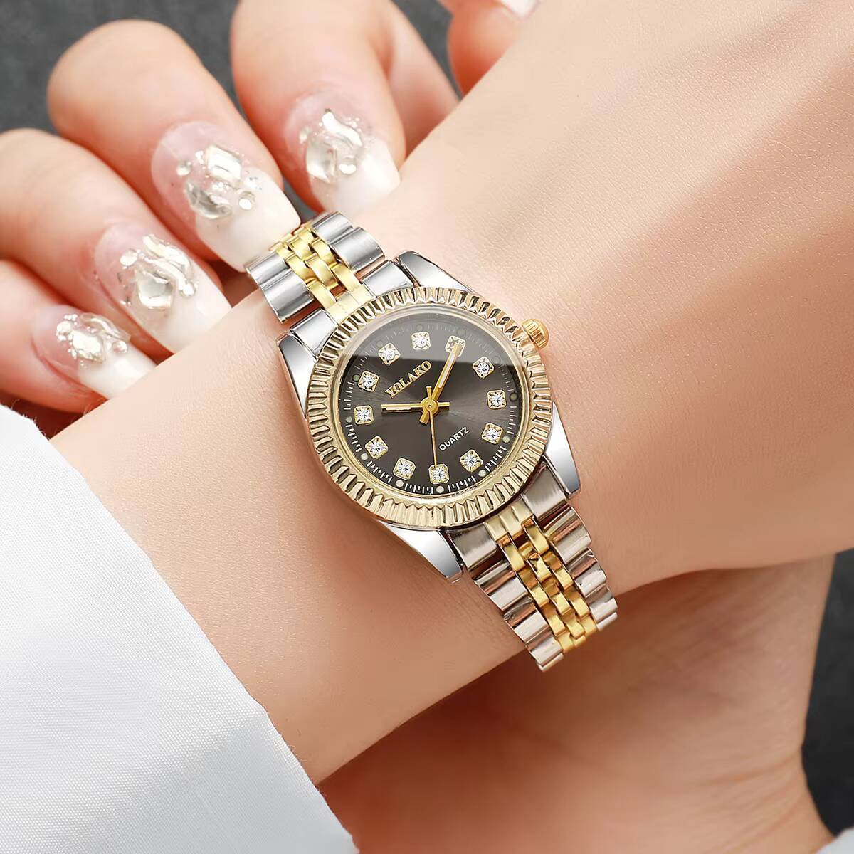 ساعة كوارتز نسائية عصرية مرصعة - مراجعة Luxury Watch Organizer وسعره