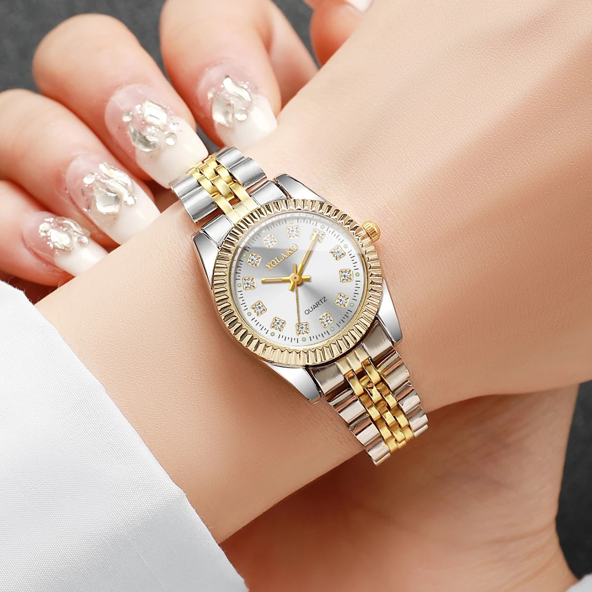 ساعة كوارتز نسائية عصرية مرصعة - مراجعة Luxury Watch Organizer وسعره