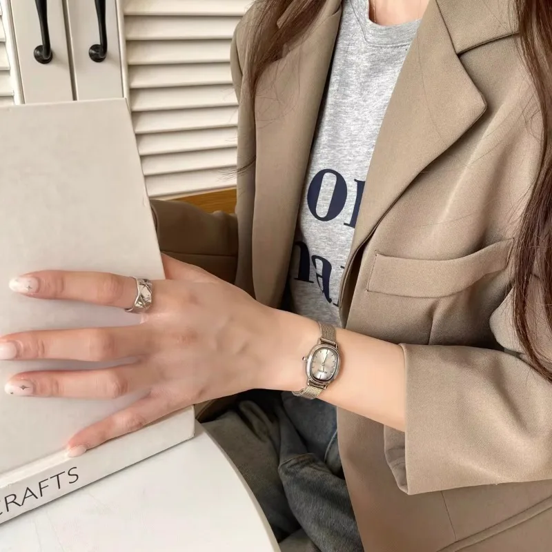 صغيرة البيضاوي الهاتفي الأخضر  - مراجعة Luxury Watch For Women وسعره