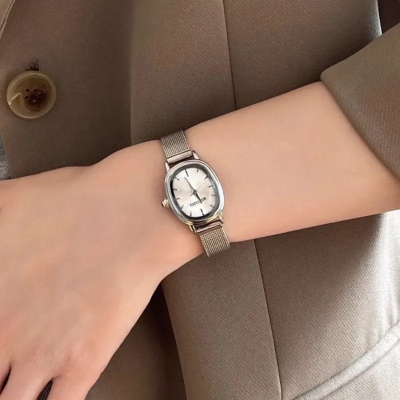 صغيرة البيضاوي الهاتفي الأخضر  - مراجعة Luxury Watch For Women وسعره
